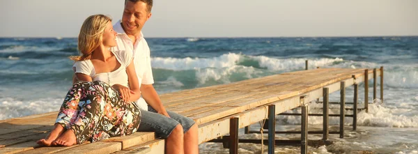 Par på stranden vid havet — Stockfoto