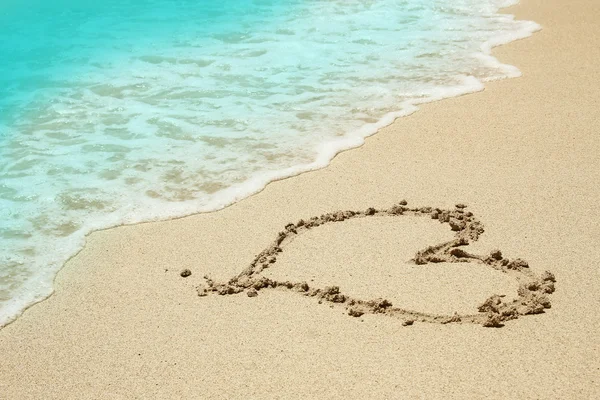 Hjärtat i sanden på stranden — Stockfoto