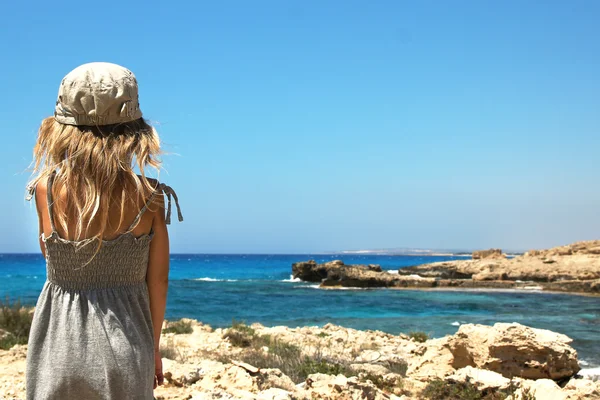 Petite fille au bord de la mer — Photo