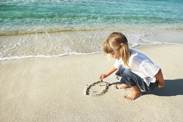 Gadis kecil di pantai laut — Stok Foto