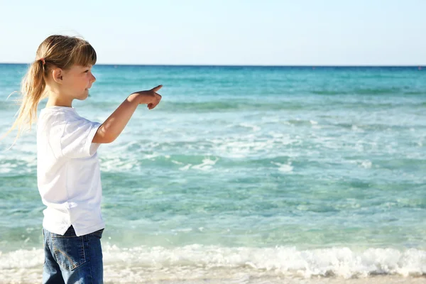 Menina na costa do mar — Fotografia de Stock