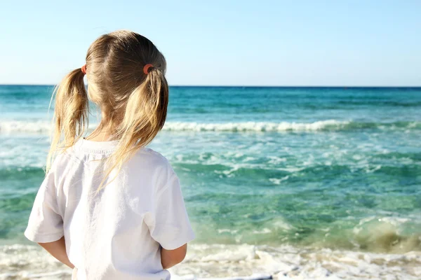 Niña en la orilla del mar — Foto de Stock