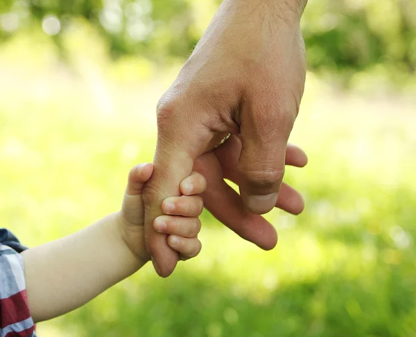 Rodzic trzyma rękę dziecka — Zdjęcie stockowe