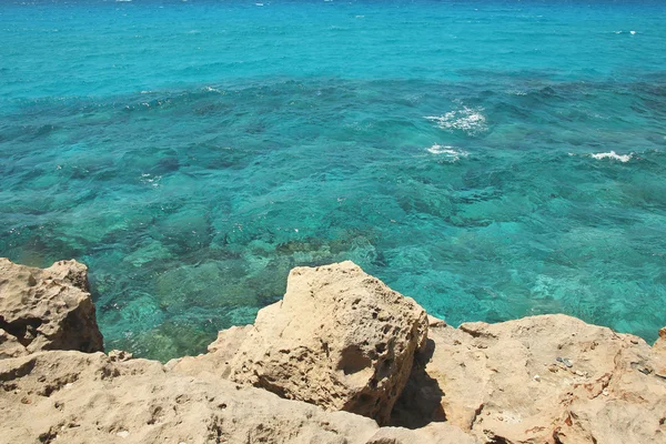 Морской пейзаж со скалами — стоковое фото