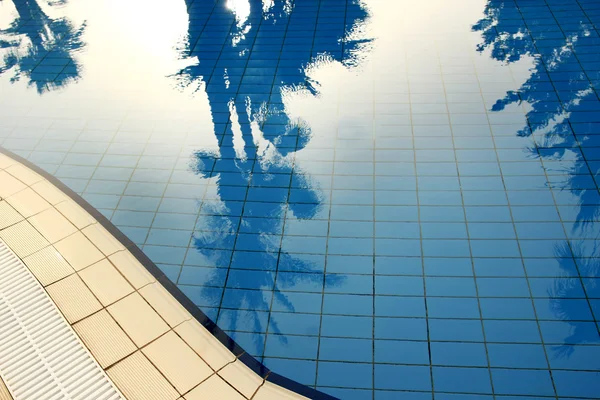 Blue water in swimming pool — Stock Photo, Image