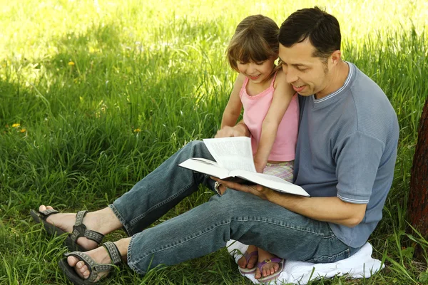 Pai com filha livro de leitura — Fotografia de Stock