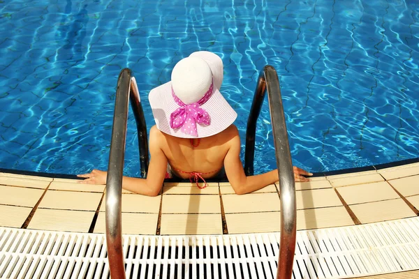 Girl  in the water basin — Stock Photo, Image