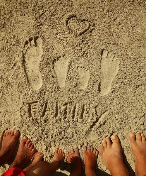 Családi lábnyomok a homokba — Stock Fotó