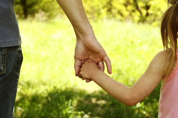 Genitore che tiene la mano di un bambino — Foto Stock