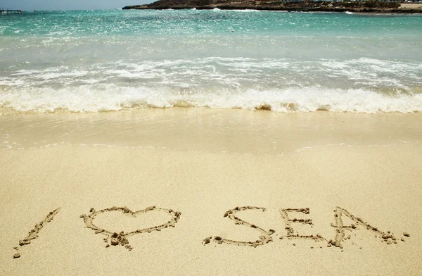 Heart in the sand on the beach — Stock Photo, Image