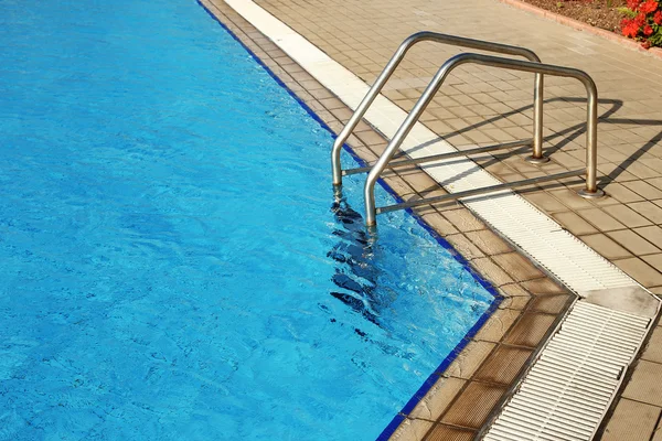 Étapes dans la piscine d'eau — Photo