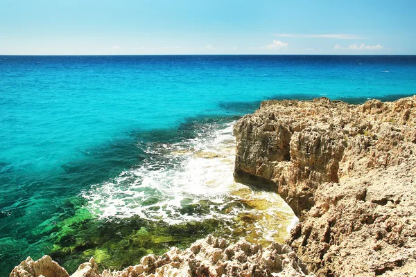 Морской пейзаж со скалами Стоковое Фото