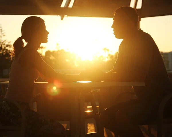 Zamilovaný pár při západu slunce — Stock fotografie