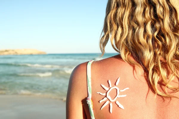 Sonnencreme auf dem Rücken der Frau — Stockfoto