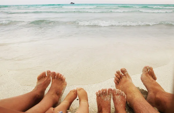 Les pieds de famille sur le sable — Photo