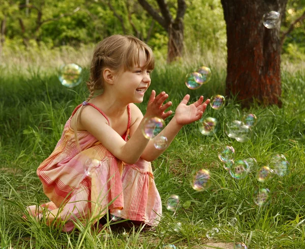 Ragazza con bolle di sapone — Foto Stock