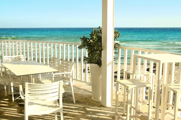 Table and chairs on the beach — Stock Photo, Image