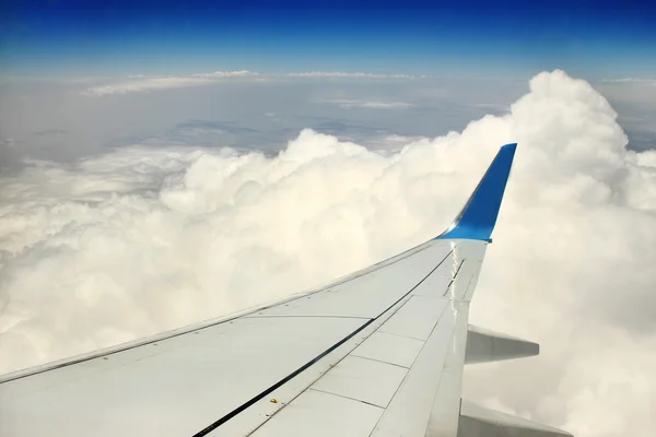Repülőgép szárnya fölött felhők — Stock Fotó
