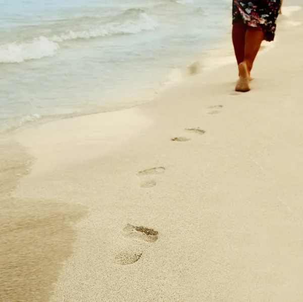 Passos femininos na areia — Fotografia de Stock
