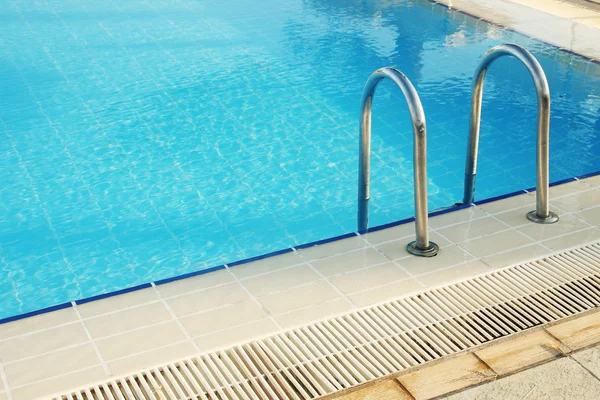 Pasos en la piscina de agua — Foto de Stock