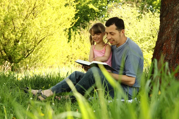 Pai com filha livro de leitura — Fotografia de Stock