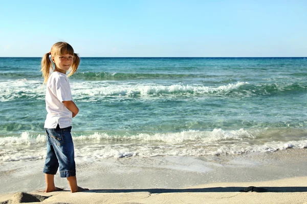 Meisje spelen op kust — Stockfoto