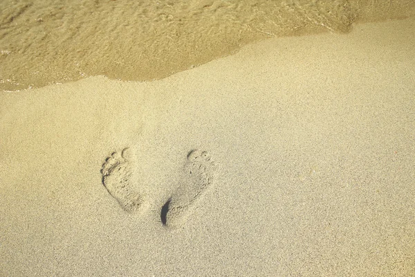 Empreintes de pas sur la plage de sable — Photo