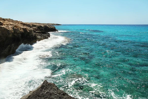 Stranden landskap med klippor — Stockfoto