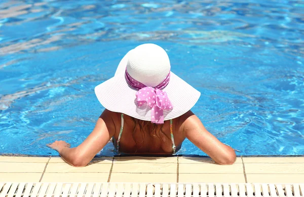 Fille dans le bassin d'eau bleu — Photo