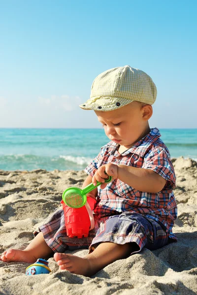 Niño jugando en la orilla del mar — Foto de Stock