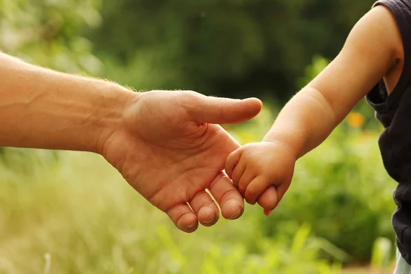 Förälder med barn hand — Stockfoto