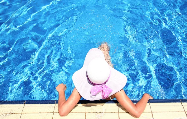 青い水盆地の女の子 — ストック写真