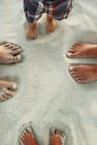 Familie voeten op het zand — Stockfoto