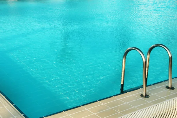 Piscina de água azul — Fotografia de Stock