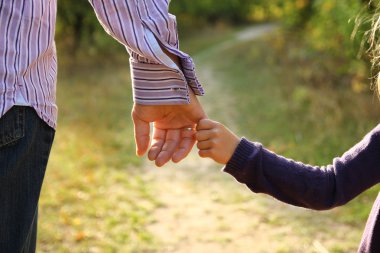 ebeveyn çocuğun elini tutar