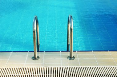 mavi su havuzu adımda