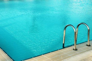 mavi su havuzu adımda