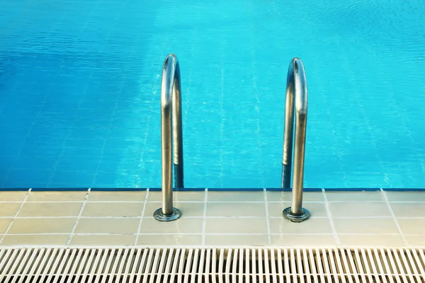 Stappen in blauw water zwembad — Stockfoto