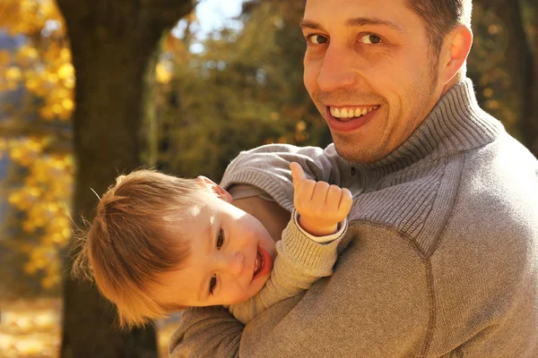 Malý chlapec s otcem na podzim — Stock fotografie