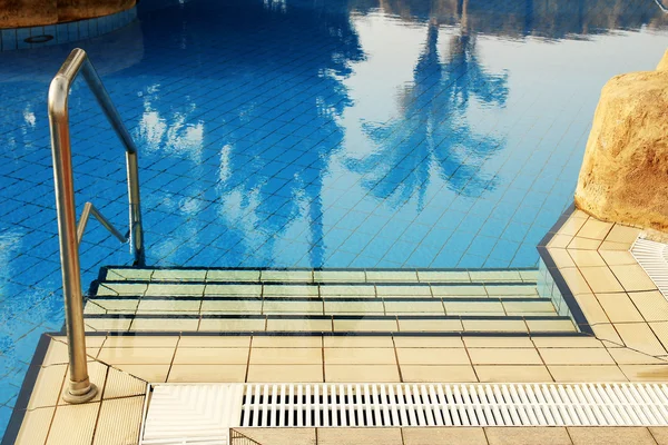 Steps in blue water pool — Stock Photo, Image