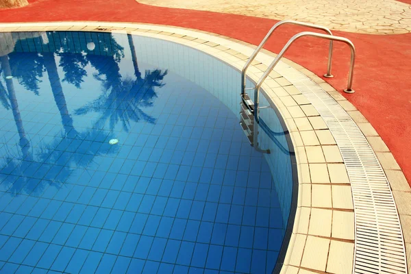 Pasos en la piscina de agua azul — Foto de Stock