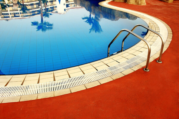 бассейн с голубой водой
