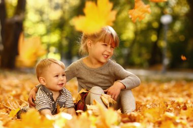 Erkek ve Kız Kardeş Oynuyor