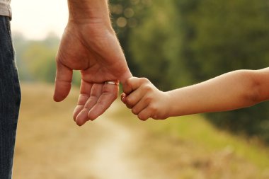 ebeveyn çocuk elini tutar