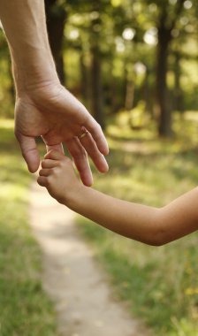 ebeveyn çocuk elini tutar
