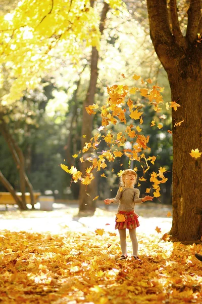 Fille jouer dans le parc d'automne — Photo