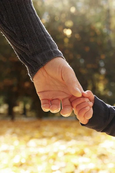 Bovenliggende houdt de hand van kind — Stockfoto