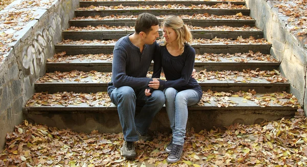 Belo jovem casal no parque de outono — Fotografia de Stock