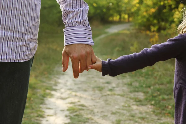 Parent tient la main de l'enfant — Photo