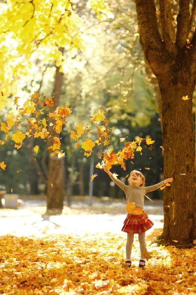 Κορίτσι που παίζει στο πάρκο φθινόπωρο — Φωτογραφία Αρχείου